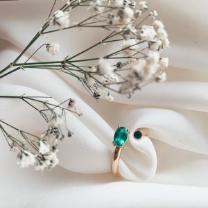 Cerceau Vert Nature Emeralds Ring