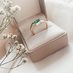 Cerceau Vert Nature Emeralds Ring